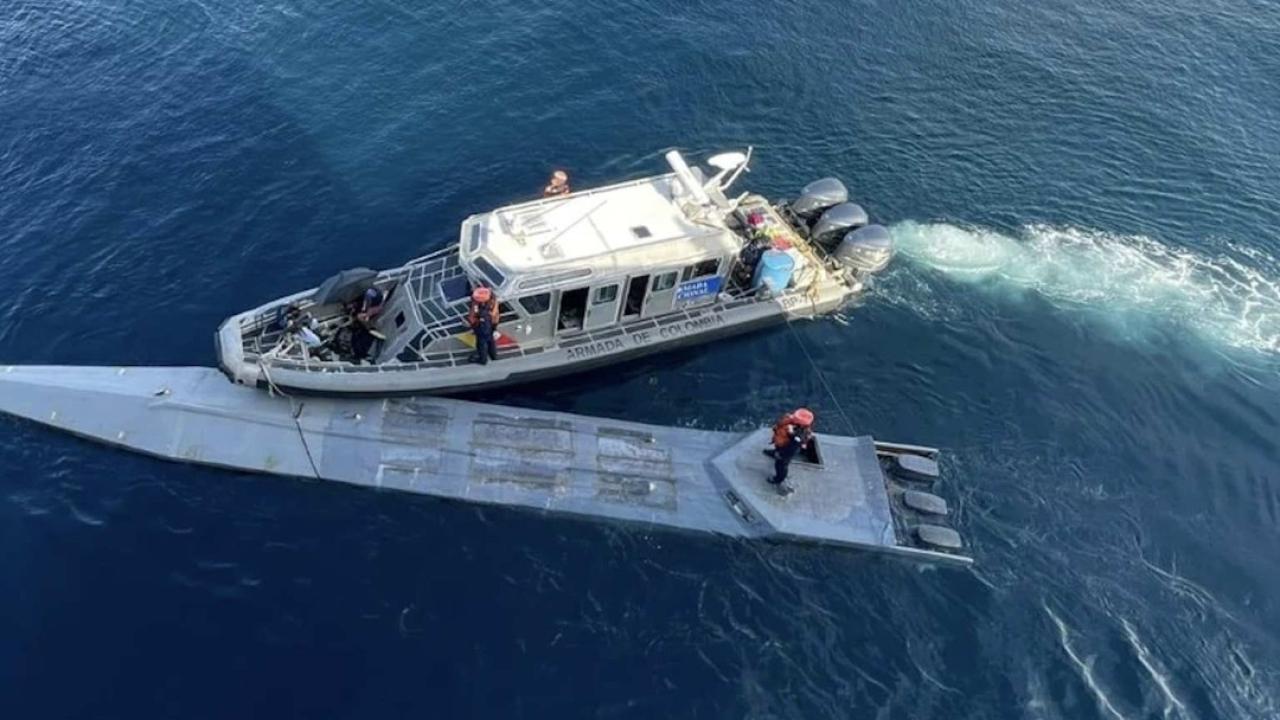 La marina colombiana invauta el primer narco-sumergible equipadcon Starlinko La marina colombiana invauta el primer narco-sumergible equipadcon Starlinko