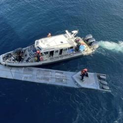 La marina colombiana invauta el primer narco-sumergible equipadcon Starlinko